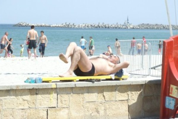 În Mamaia, hotelierii au fluierat a pagubă după sânii de pe plajă